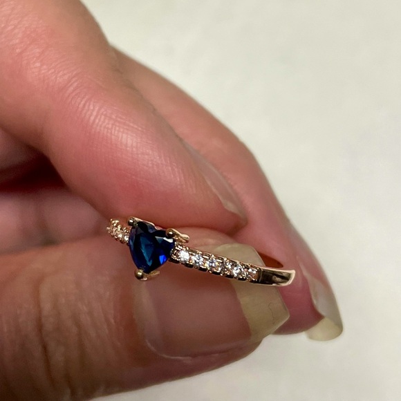 Minimalist blue Heart Rose Gold Ring - Picture 5 of 10